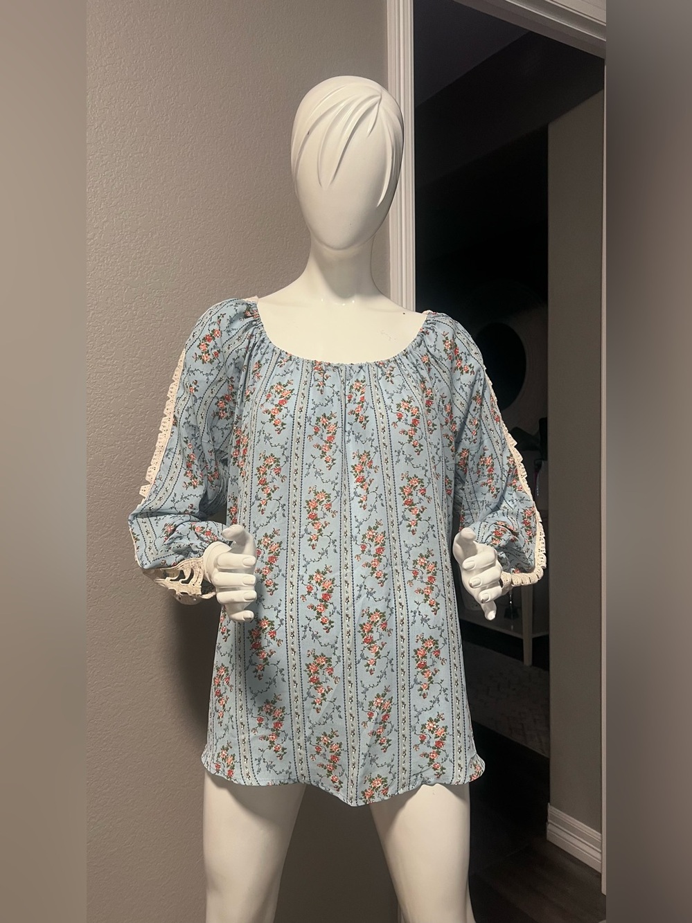 Hayden Light Blue Floral Peasant Top with Lace Trim size M